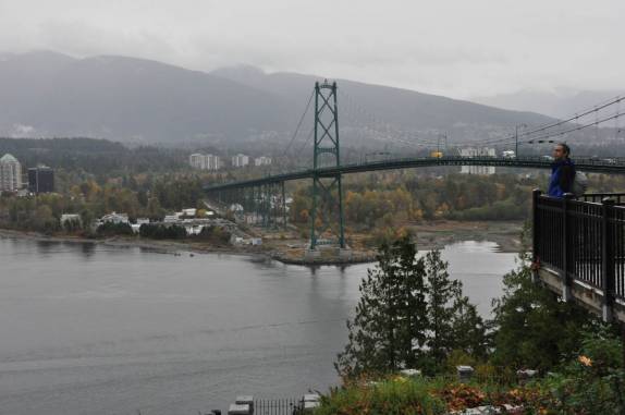Admirando o belo visual do alto do Stanley Park, em Vancouver, no Canadá